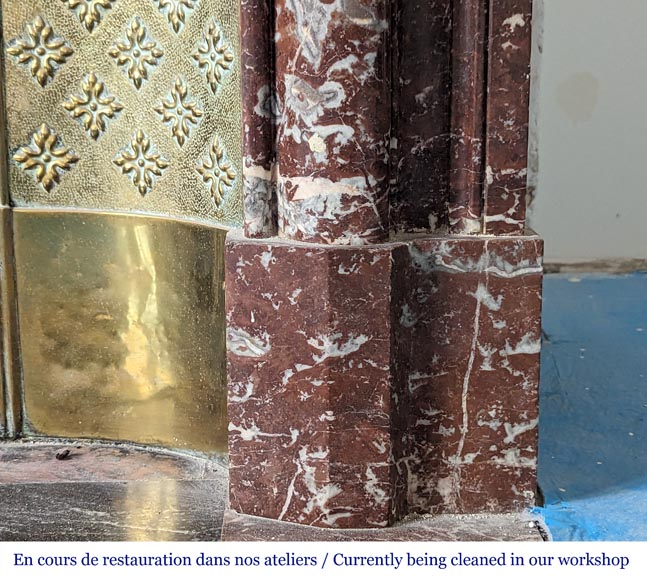 Cheminée de style Louis XIV en marbre Rouge du Nord avec intérieur en laiton Cheminée de style Louis XIV en marbre Rouge du Nord avec intérieur en laiton-7