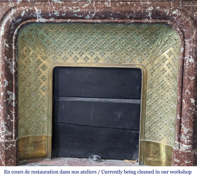 Cheminée de style Louis XIV en marbre Rouge du Nord avec intérieur en laiton Cheminée de style Louis XIV en marbre Rouge du Nord avec intérieur en laiton-8