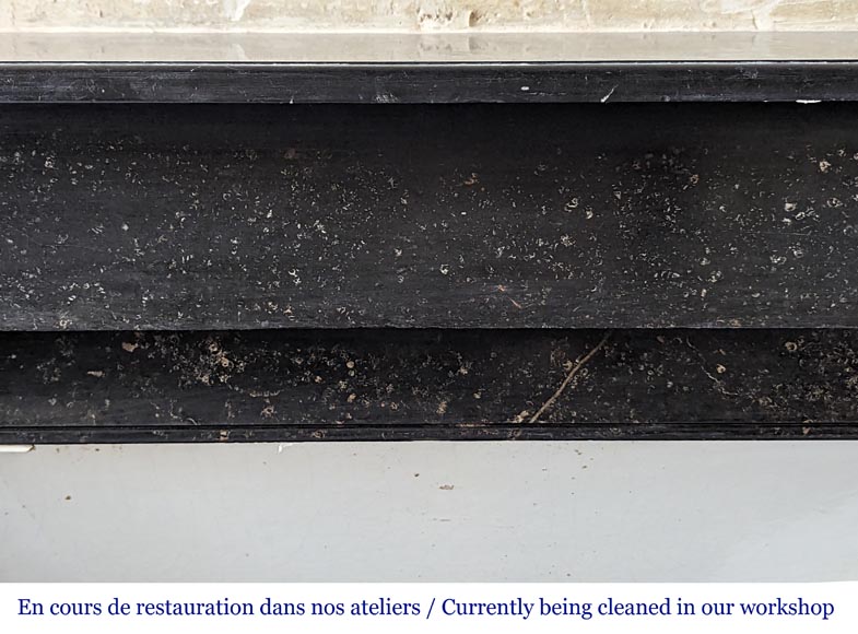 Cheminée de style Napoléon III à modillon en marbre noir Cheminée de style Napoléon III à modillon en marbre noir-1