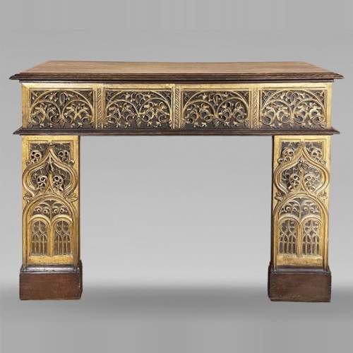 Cheminée de style néo-gothique en bois doré