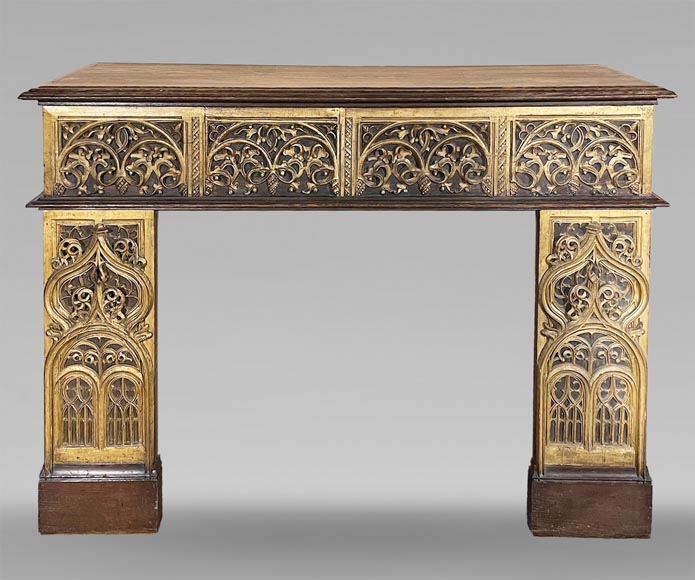 Cheminée de style néo-gothique en bois doré Cheminée de style néo-gothique en bois doré-0