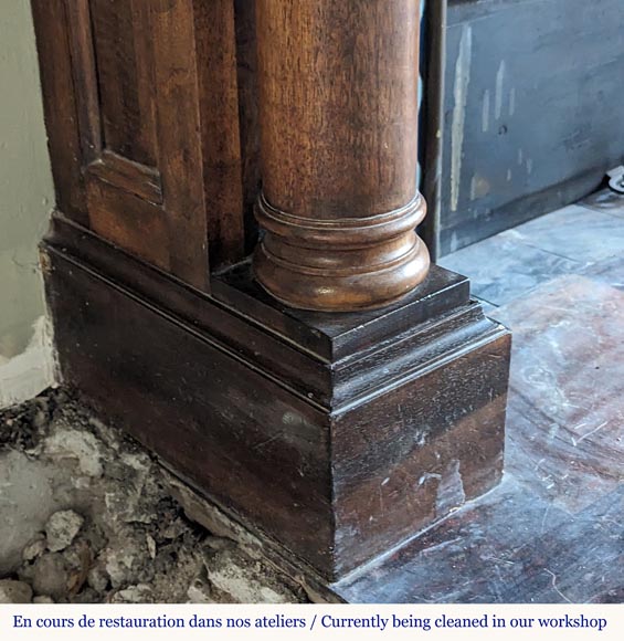 Cheminée de style Napoléon III à colonnes détachées sculptée en bois de noyer Cheminée de style Napoléon III à colonnes détachées sculptée en bois de noyer-5