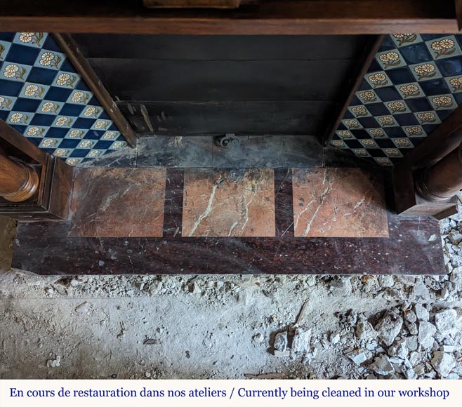 Cheminée de style Napoléon III à colonnes détachées sculptée en bois de noyer Cheminée de style Napoléon III à colonnes détachées sculptée en bois de noyer-10