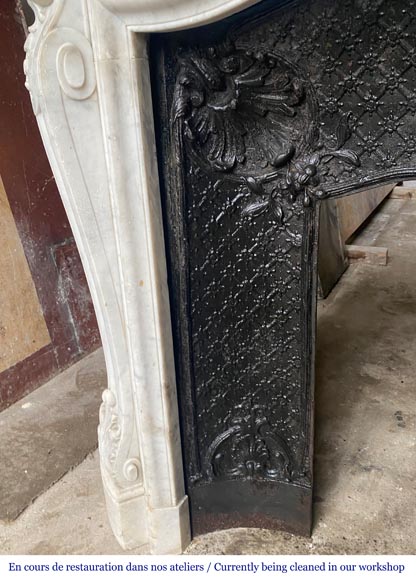 Cheminée de style Louis XV avec coquille encadrée de palmettes sculptée en marbre de Carrare Cheminée de style Louis XV avec coquille encadrée de palmettes sculptée en marbre de Carrare-6