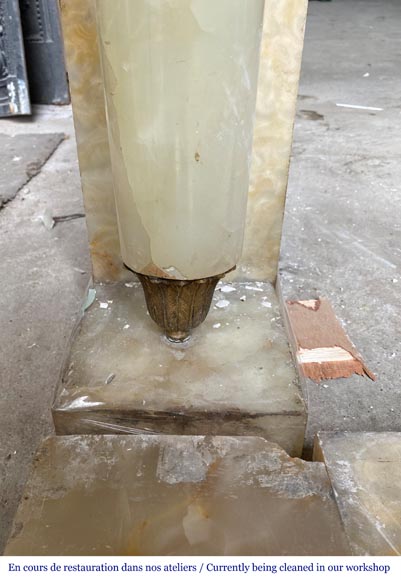 Cheminée de style Empire en onyx, à colonnes détachées et chapiteaux en bronze doré Cheminée de style Empire en onyx, à colonnes détachées et chapiteaux en bronze doré-4