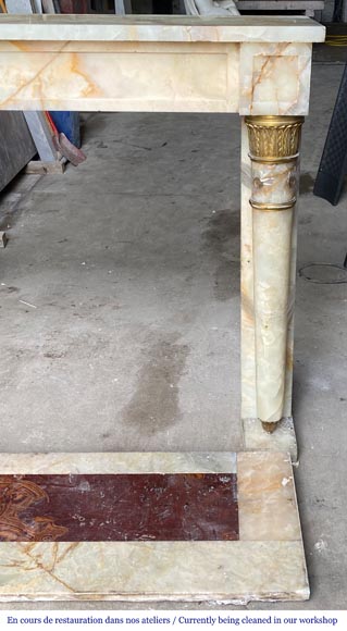 Cheminée de style Empire en onyx, à colonnes détachées et chapiteaux en bronze doré Cheminée de style Empire en onyx, à colonnes détachées et chapiteaux en bronze doré-5