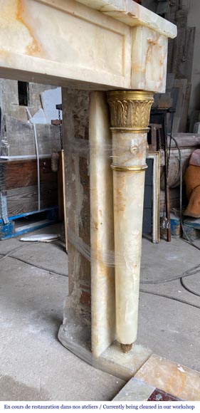 Cheminée de style Empire en onyx, à colonnes détachées et chapiteaux en bronze doré Cheminée de style Empire en onyx, à colonnes détachées et chapiteaux en bronze doré-6