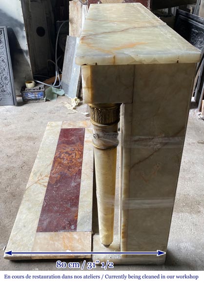 Cheminée de style Empire en onyx, à colonnes détachées et chapiteaux en bronze doré Cheminée de style Empire en onyx, à colonnes détachées et chapiteaux en bronze doré-7
