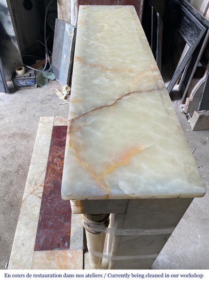 Cheminée de style Empire en onyx, à colonnes détachées et chapiteaux en bronze doré Cheminée de style Empire en onyx, à colonnes détachées et chapiteaux en bronze doré-8