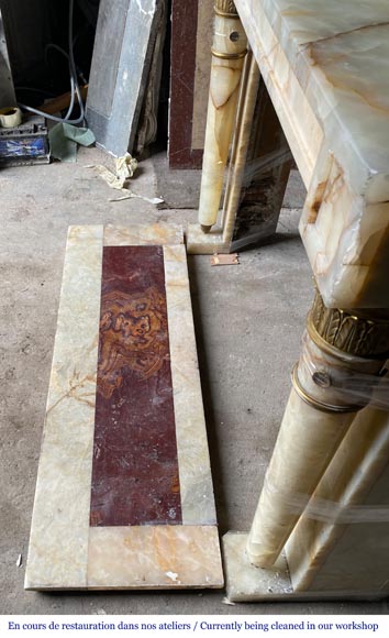 Cheminée de style Empire en onyx, à colonnes détachées et chapiteaux en bronze doré Cheminée de style Empire en onyx, à colonnes détachées et chapiteaux en bronze doré-9