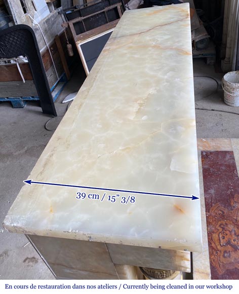 Cheminée de style Empire en onyx, à colonnes détachées et chapiteaux en bronze doré Cheminée de style Empire en onyx, à colonnes détachées et chapiteaux en bronze doré-10