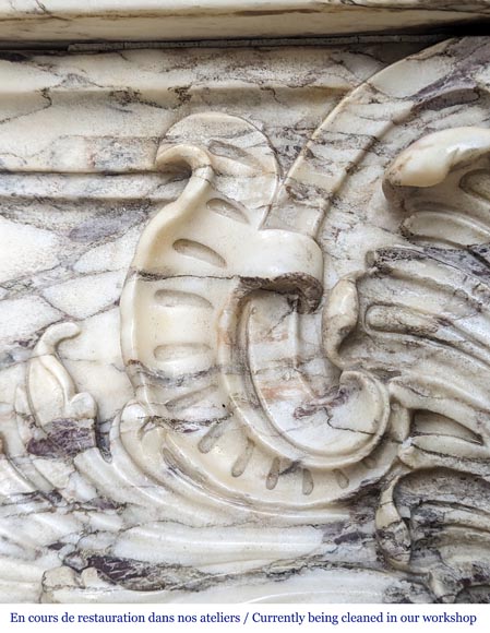 Importante cheminée de style Régence richement sculptée en marbre brèche violette Importante cheminée de style Régence richement sculptée en marbre brèche violette-4