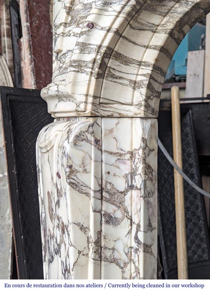 Importante cheminée de style Régence richement sculptée en marbre brèche violette Importante cheminée de style Régence richement sculptée en marbre brèche violette-8