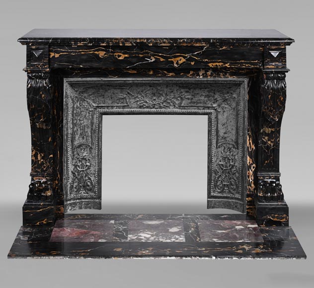 Cheminée de style Napoléon III à pattes de lion sculptée en marbre Portor Cheminée de style Napoléon III à pattes de lion sculptée en marbre Portor-0