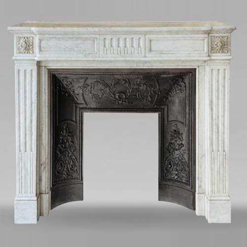 Cheminée de style Louis XVI à cannelures rudentées en marbre de Carrare