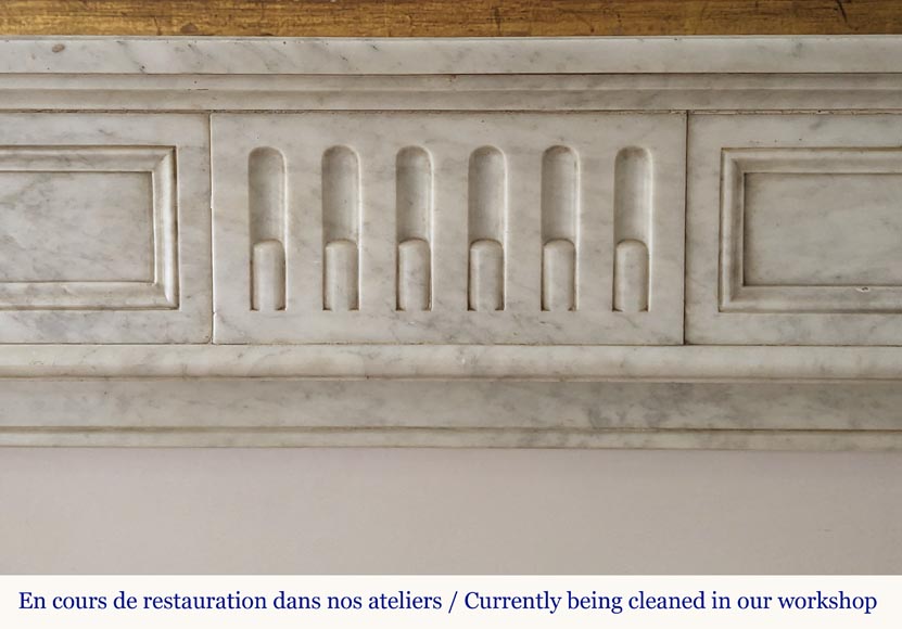 Cheminée de style Louis XVI à cannelures rudentées en marbre de Carrare Cheminée de style Louis XVI à cannelures rudentées en marbre de Carrare-1