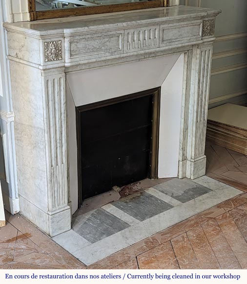 Cheminée de style Louis XVI à cannelures rudentées en marbre de Carrare Cheminée de style Louis XVI à cannelures rudentées en marbre de Carrare-2