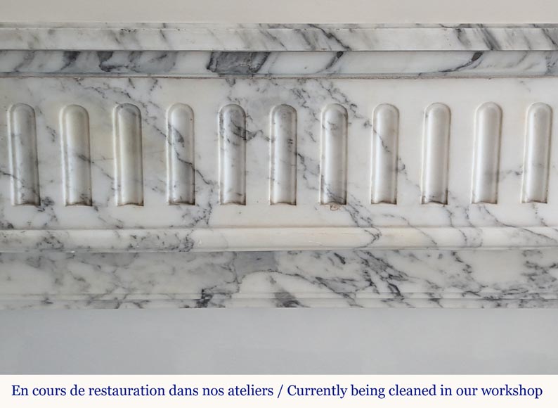 Cheminée de style Louis XVI galbée à cannelures rudentées en marbre Arabescato Cheminée de style Louis XVI galbée à cannelures rudentées en marbre Arabescato-1