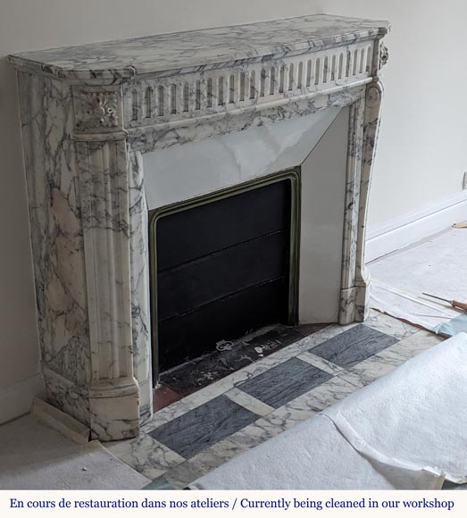 Cheminée de style Louis XVI galbée à cannelures rudentées en marbre Arabescato Cheminée de style Louis XVI galbée à cannelures rudentées en marbre Arabescato-2
