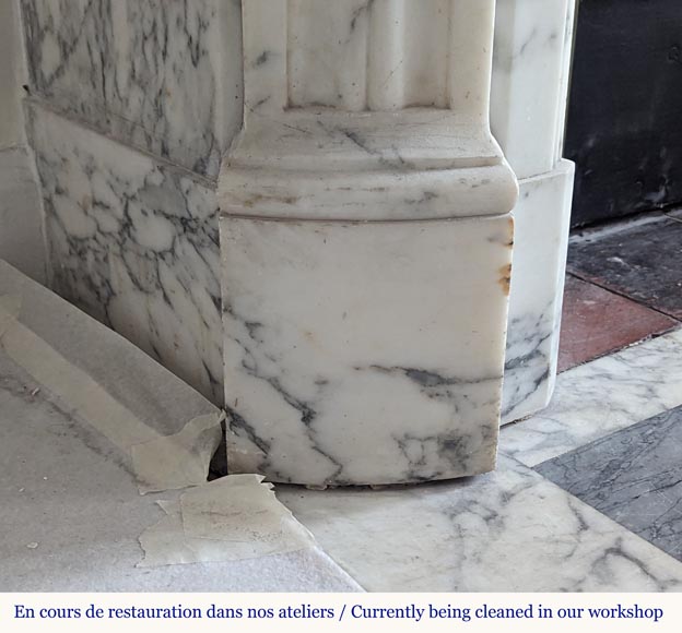 Cheminée de style Louis XVI galbée à cannelures rudentées en marbre Arabescato Cheminée de style Louis XVI galbée à cannelures rudentées en marbre Arabescato-4