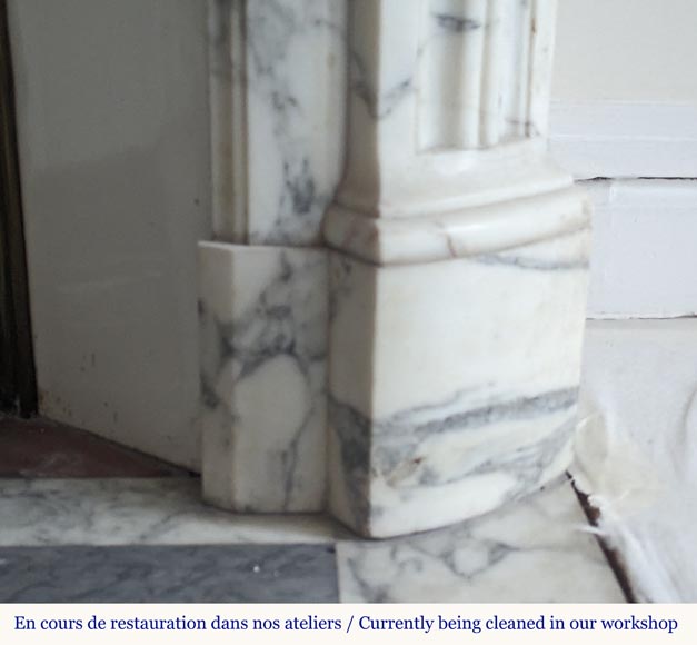 Cheminée de style Louis XVI galbée à cannelures rudentées en marbre Arabescato Cheminée de style Louis XVI galbée à cannelures rudentées en marbre Arabescato-7