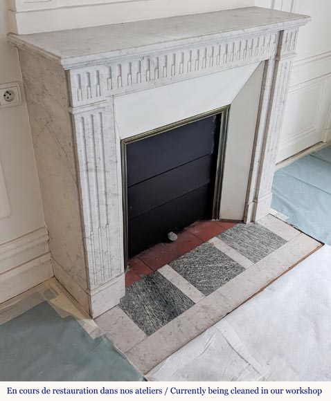 Cheminée de style Louis XVI en marbre de Carrare aux cannelures rudentées Cheminée de style Louis XVI en marbre de Carrare aux cannelures rudentées-2