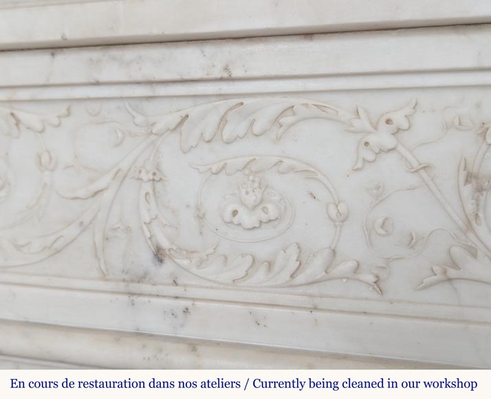 Grande cheminée d'époque Louis XVI en marbre statuaire au décor feuillagé  Grande cheminée d'époque Louis XVI en marbre statuaire au décor feuillagé -2