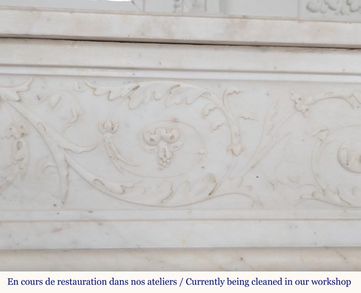 Grande cheminée d'époque Louis XVI en marbre statuaire au décor feuillagé  Grande cheminée d'époque Louis XVI en marbre statuaire au décor feuillagé -3