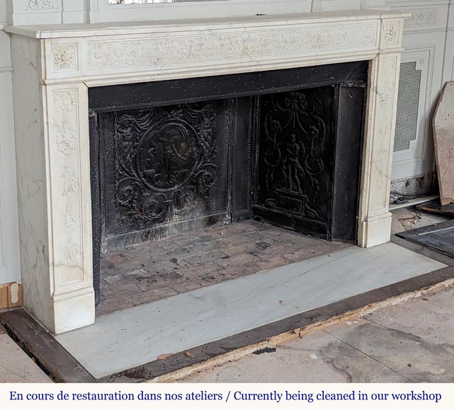 Grande cheminée d'époque Louis XVI en marbre statuaire au décor feuillagé  Grande cheminée d'époque Louis XVI en marbre statuaire au décor feuillagé -4