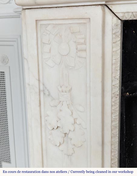 Grande cheminée d'époque Louis XVI en marbre statuaire au décor feuillagé  Grande cheminée d'époque Louis XVI en marbre statuaire au décor feuillagé -6
