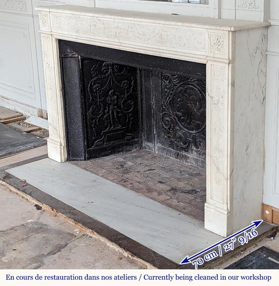 Grande cheminée d'époque Louis XVI en marbre statuaire au décor feuillagé  Grande cheminée d'époque Louis XVI en marbre statuaire au décor feuillagé -9