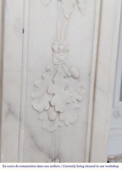 Grande cheminée d'époque Louis XVI en marbre statuaire au décor feuillagé  Grande cheminée d'époque Louis XVI en marbre statuaire au décor feuillagé -11