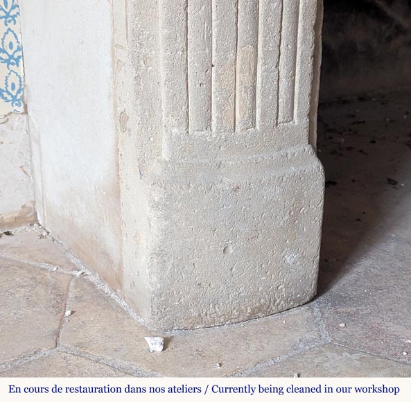 Cheminée de style Louis XVI légèrement galbée sculptée en pierre Cheminée de style Louis XVI légèrement galbée sculptée en pierre-4