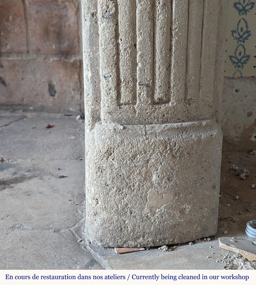 Cheminée de style Louis XVI légèrement galbée sculptée en pierre Cheminée de style Louis XVI légèrement galbée sculptée en pierre-7