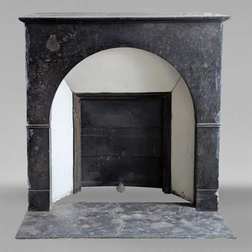 Cheminée d'époque Restauration en arche en marbre noir moucheté