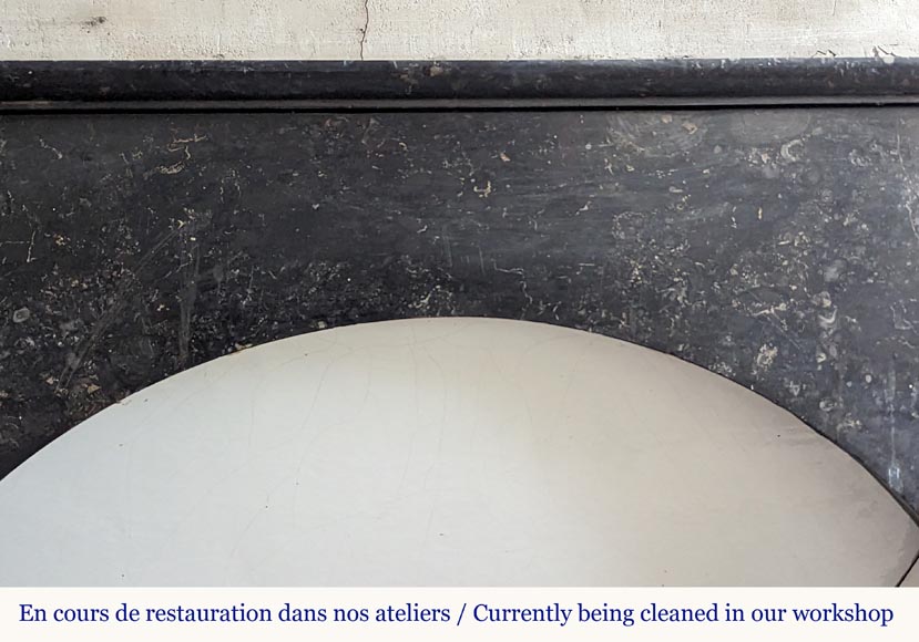 Cheminée d'époque Restauration en arche en marbre noir moucheté Cheminée d'époque Restauration en arche en marbre noir moucheté-1