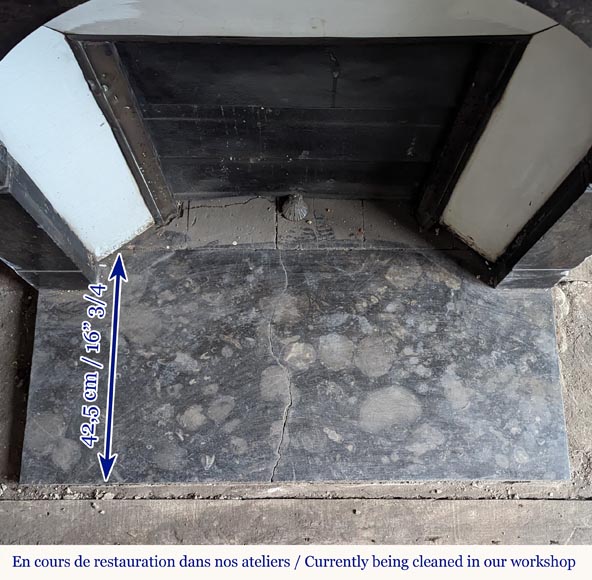 Cheminée d'époque Restauration en arche en marbre noir moucheté Cheminée d'époque Restauration en arche en marbre noir moucheté-8