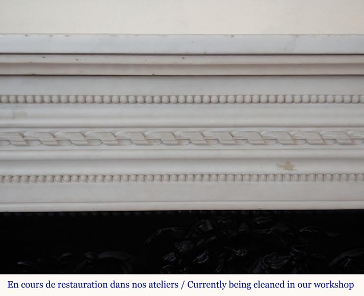 Cheminée de style Louis XVI en marbre de Carrare à coins arrondis et décor perlé Cheminée de style Louis XVI en marbre de Carrare à coins arrondis et décor perlé-1