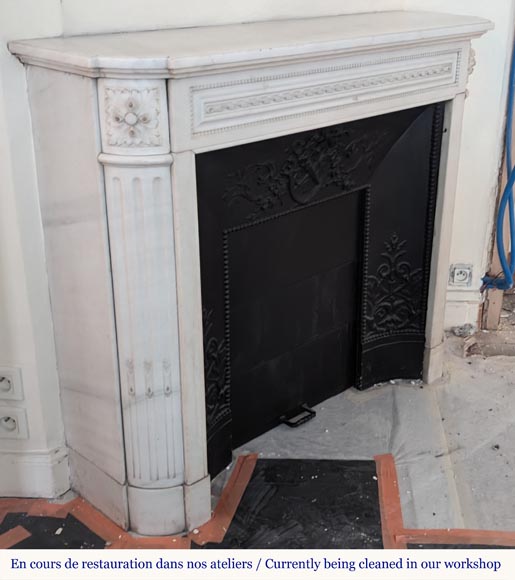Cheminée de style Louis XVI en marbre de Carrare à coins arrondis et décor perlé Cheminée de style Louis XVI en marbre de Carrare à coins arrondis et décor perlé-2