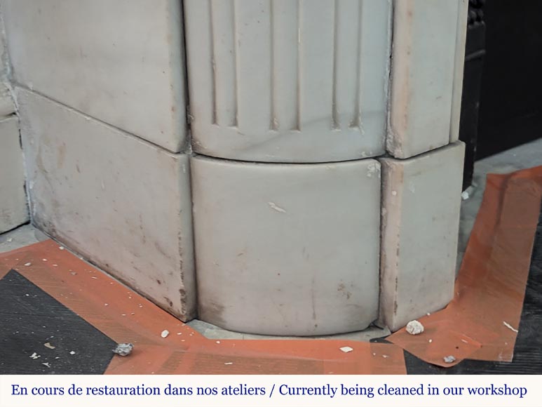 Cheminée de style Louis XVI en marbre de Carrare à coins arrondis et décor perlé Cheminée de style Louis XVI en marbre de Carrare à coins arrondis et décor perlé-4