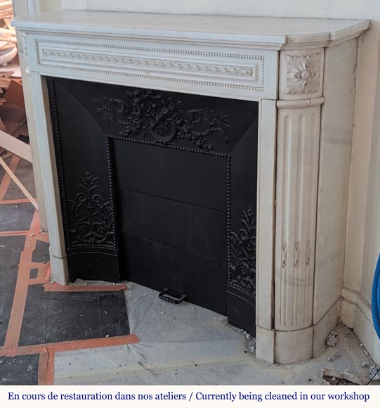 Cheminée de style Louis XVI en marbre de Carrare à coins arrondis et décor perlé Cheminée de style Louis XVI en marbre de Carrare à coins arrondis et décor perlé-5