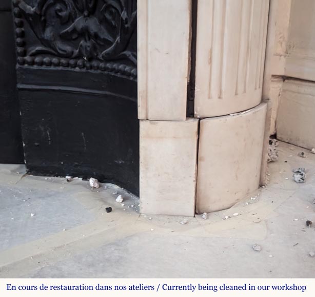 Cheminée de style Louis XVI en marbre de Carrare à coins arrondis et décor perlé Cheminée de style Louis XVI en marbre de Carrare à coins arrondis et décor perlé-7