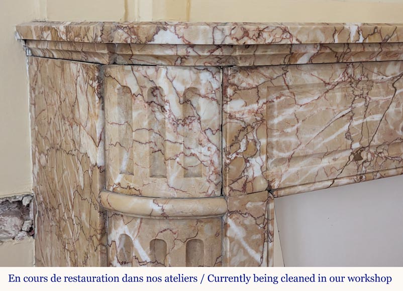 Cheminée de style Louis XVI en marbre Brocatelle à coins arrondis ornée d'un tournesol Cheminée de style Louis XVI en marbre Brocatelle à coins arrondis ornée d'un tournesol-3