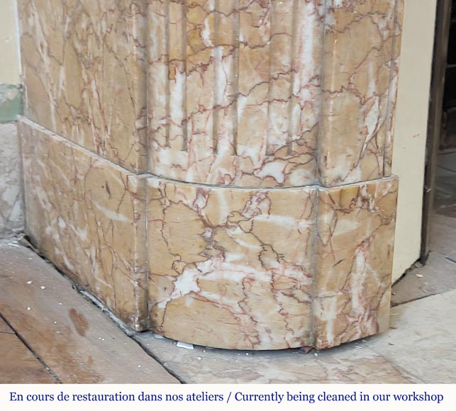 Cheminée de style Louis XVI en marbre Brocatelle à coins arrondis ornée d'un tournesol Cheminée de style Louis XVI en marbre Brocatelle à coins arrondis ornée d'un tournesol-4