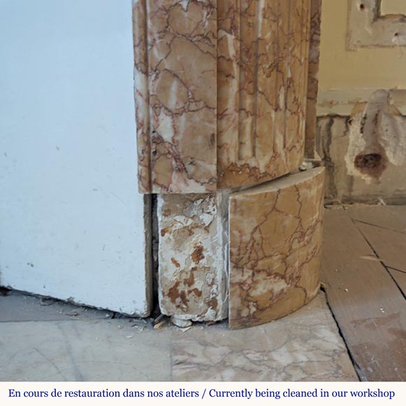 Cheminée de style Louis XVI en marbre Brocatelle à coins arrondis ornée d'un tournesol Cheminée de style Louis XVI en marbre Brocatelle à coins arrondis ornée d'un tournesol-7