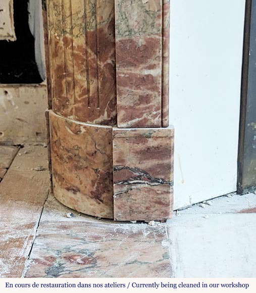 Cheminée de style Louis XVI en marbre brèché à coins arrondis ornée d'un tournesol Cheminée de style Louis XVI en marbre brèché à coins arrondis ornée d'un tournesol-4