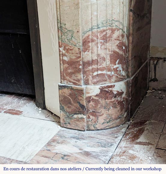 Cheminée de style Louis XVI en marbre brèché à coins arrondis ornée d'un tournesol Cheminée de style Louis XVI en marbre brèché à coins arrondis ornée d'un tournesol-7