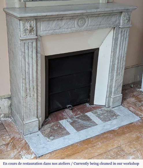 Cheminée de style Louis XVI en marbre de Carrare ornée de tournesols et à pieds cannelés Cheminée de style Louis XVI en marbre de Carrare ornée de tournesols et à pieds cannelés-2