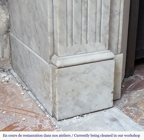 Cheminée de style Louis XVI en marbre de Carrare ornée de tournesols et à pieds cannelés Cheminée de style Louis XVI en marbre de Carrare ornée de tournesols et à pieds cannelés-5