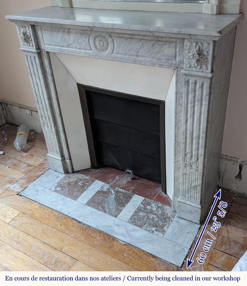 Cheminée de style Louis XVI en marbre de Carrare ornée de tournesols et à pieds cannelés Cheminée de style Louis XVI en marbre de Carrare ornée de tournesols et à pieds cannelés-6